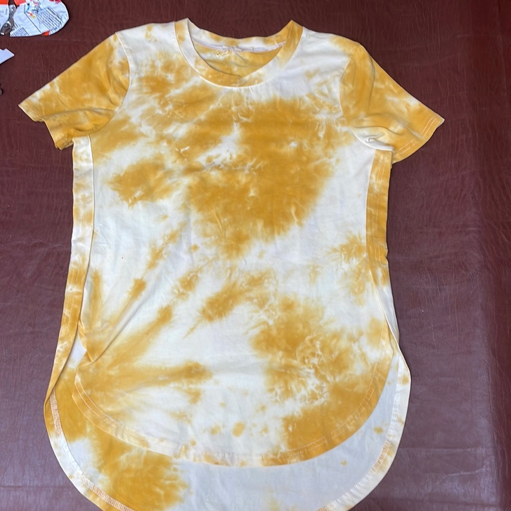 Gold and white tee super cute!